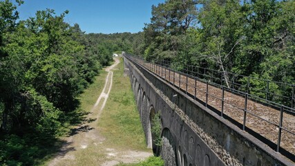 Obraz premium aqueduc dans la forêt de Fontainebleau
