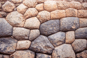 pared inca de piedra negra y ámbar