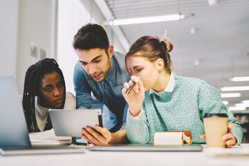 Obraz premium Young group of coworking colleagues duscussing ideas in office working together