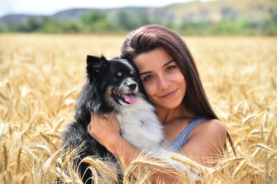 una chica en el campo en la nueva normalidad 2020