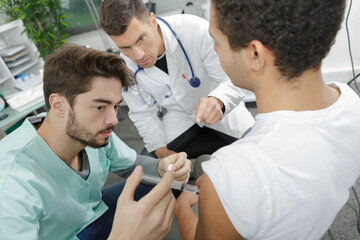 Obraz premium intern giving vaccine to the patient