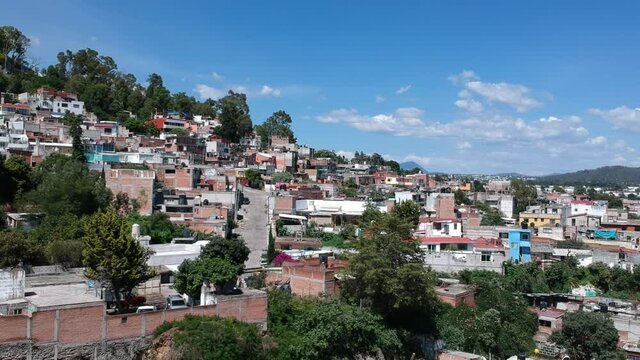 Vuelo drone donde se muestra una zona pobre del tercer mundo justo donde se realizo la batalla del 5 de mayo.
Drone flight showing a poor area of ​​the third world just where the battle of 5 de mayo 
