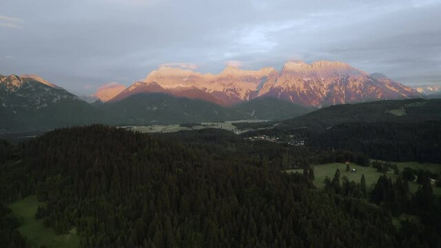 Idyllische Bergh&uuml;tte bei Sonnenuntergang in Bayern, Allg&auml;u, Deutschland