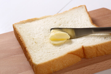 食パンにバターを塗る