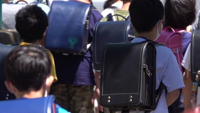 集団登校をする小学生　イメージ　スーパースロー　8倍速 240fps　2020年
