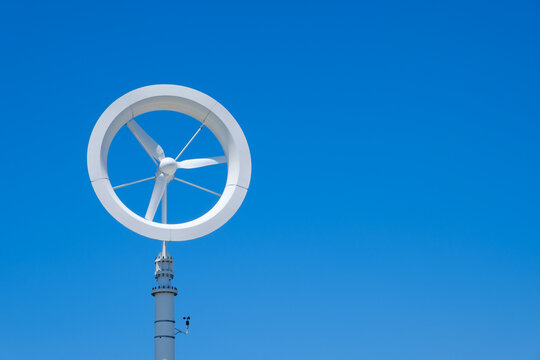 青空と風力発電機　羽根　エコロジー