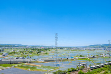 水田と鉄道のある風景　市街地　JR奈良線　京都府木津川市　初夏