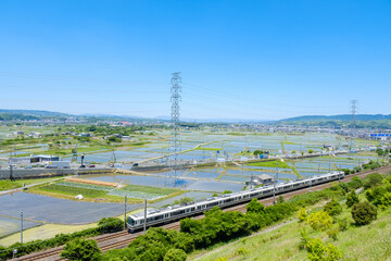 水田と鉄道のある風景　市街地　京都府木津川市　初夏
