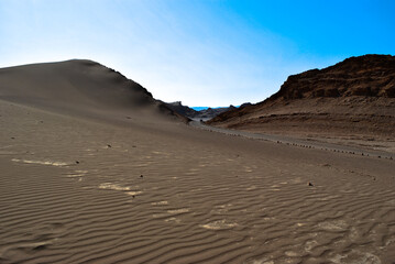 Fototapeta na wymiar Hermoso viaje al desierto, vistas increibles llenas de arena sal, sol y cielo azul.