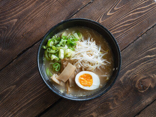 もやしとネギと卵が乗った塩らーめん。