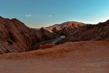 Hermoso viaje al desierto, vistas increibles llenas de arena sal, sol y cielo azul.
