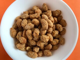 bowl of roasted peanut crackers
