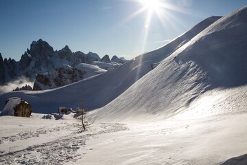 Śnieżny krajobraz w pobliżu Tre Cime di Lavaredo w Dolomitah