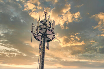 5 G Antenne ragt in den Himmel