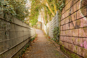 Schmale Gasse führt durch die Innenstadt