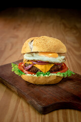 Hambúrguer de carne com maionese ovo frito tomate queijo alface e cebola roxa