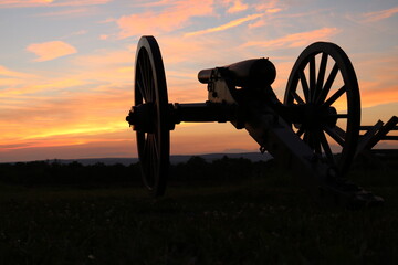 cannon with sunset in gettysburg - obrazy, fototapety, plakaty