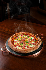 Pizza rústica napolitana com queijo, molho de tomate e manjericão calabresa