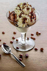 Taça de sorvete de chocolate com creme com gotas de chocolate