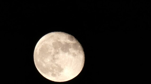 望遠で撮影した月の映像