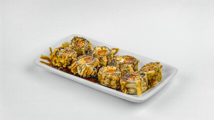 Porção de sushi uramaki hot filadélfia, salmão e cream cheese empanado e frito com molho tarê