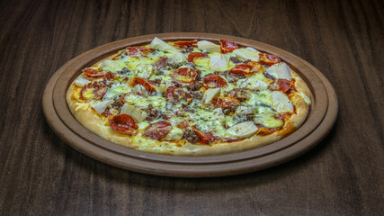 Pizza nopolitana com tomate, queijo, ovo e requeijão