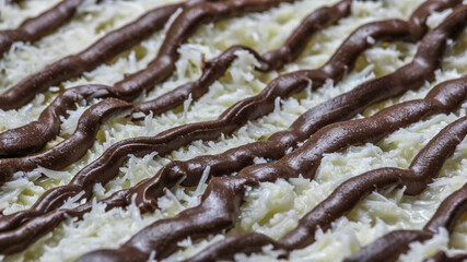 close-up em Pizza doce de prestígio chocolate preto com coco ralado