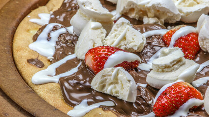 Close-up em pizza doce de morango com suspiro chocolate preto e creme
