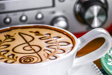 close-up em xícara de café enfeitado com notas musicais