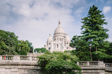 Fototapeta premium Piękny widok na wzgórze Bazyliki Najświętszego Serca w Paryżu Sacré-Cœur w Paryżu, Francja