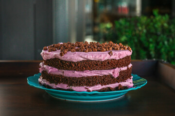 Fatia de bolo de chocolate com morango com gotas de chocolate