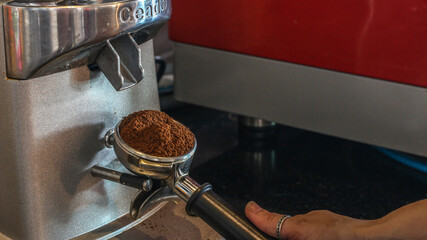 Pó de café na máquina sendo moído