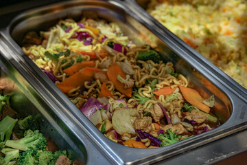 Buffet de shushi com macarrão yakisoba misto