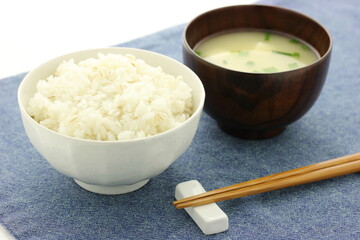 麦御飯と味噌汁の朝食