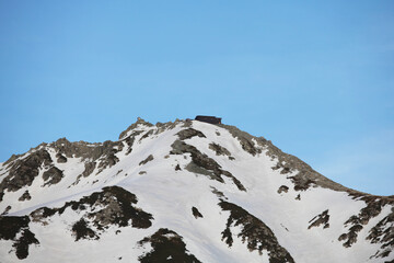 雄山と山頂の雄山神社
