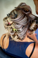 Naklejka premium Mulher tendo seu cabelo pintando e penteado no salão de beleza