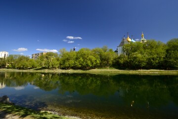 Fototapeta na wymiar Pond of Novospassky Monastery in spring