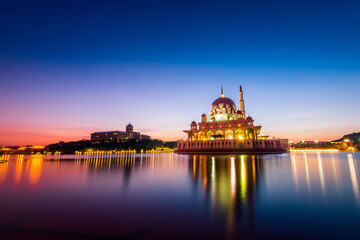 Fototapeta na wymiar Sunrise of floating Putra Mosque in Putrajaya, Malaysia