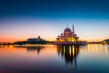 Fototapeta na wymiar Blue Hour view of floating Putra Mosque in Putrajaya, Malaysia