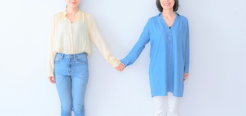 Fototapeta premium 手をつなぐ日本人親子 ポートレート