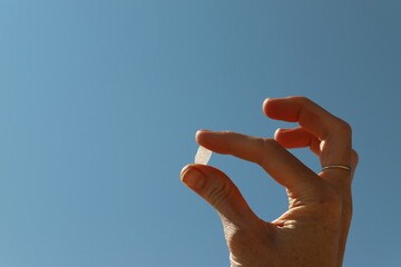 paysage de la  sicile italie europe grain de sel entre les doigts