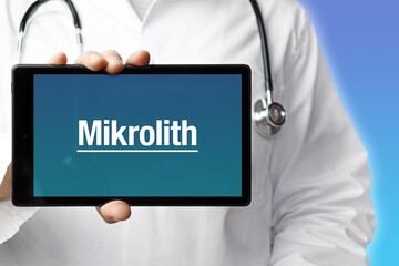 Mikrolith. Arzt mit Stethoskop hält Tablet-Computer in Hand. Text im Display. Blauer Hintergrund. Krankheit, Gesundheit, Medizin