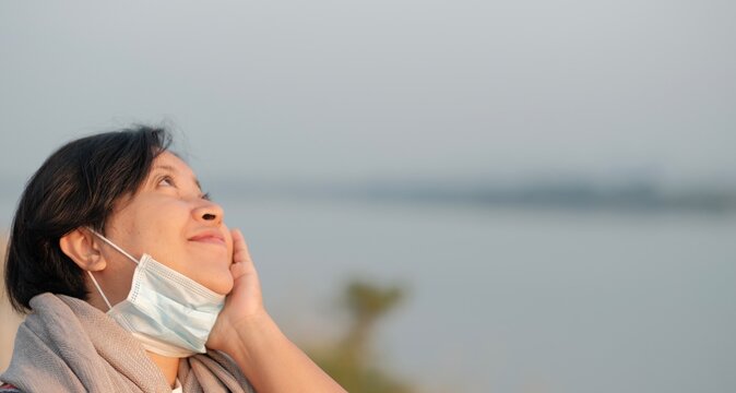The girl is smiling happily With fresh air in the morning.