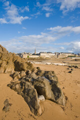 Fototapeta na wymiar panoramic view of the sandy and rocky beach of the walled city of Saint Malo, Brittany, France