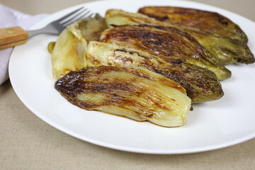 endives braisées dans une assiette