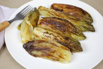 endives braisées dans une assiette