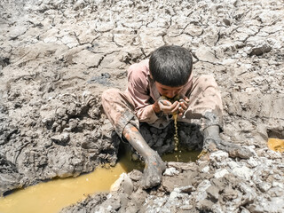 a weak child is drinking dirty water cause of water crisis  - obrazy, fototapety, plakaty