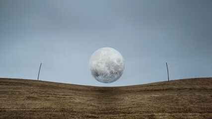 Vollmond auf elektrischen Leitungen. Banner des Naturhintergrunds mit Exemplar. Tapetenmuster. Dunkler gruseliger Park mit Feld, Strommasten und grauen Wolken. Nebliges Landschaftspanorama. © Nataliya