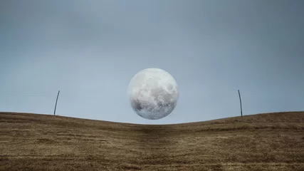 Vollmond auf elektrischen Leitungen. Banner des Naturhintergrunds mit Exemplar. Tapetenmuster. Dunkler gruseliger Park mit Feld, Strommasten und grauen Wolken. Nebliges Landschaftspanorama. © Nataliya