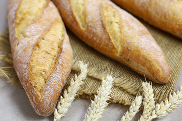 baguettes de pain française sur une table